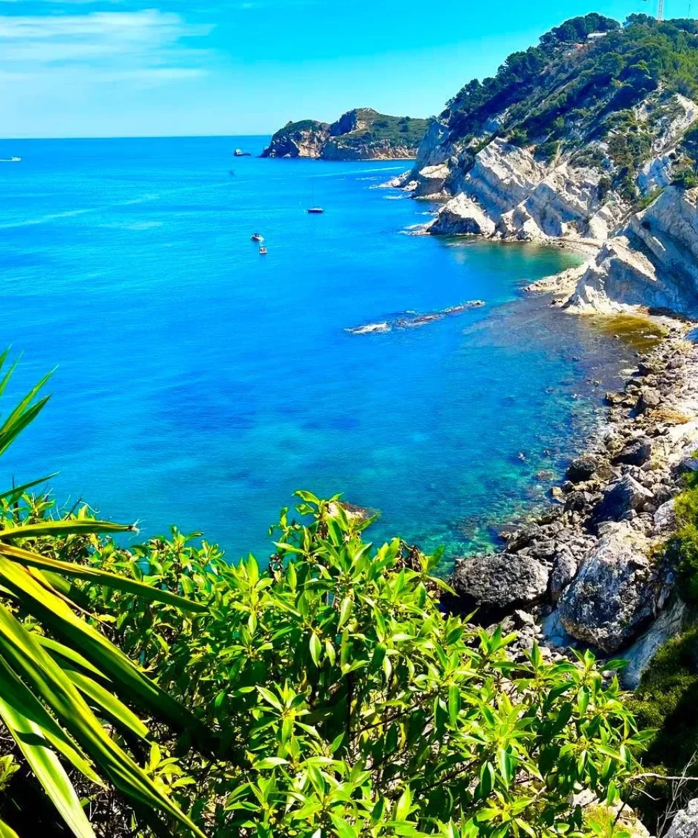 Vistas panorámicas a calas de aguas turquesas