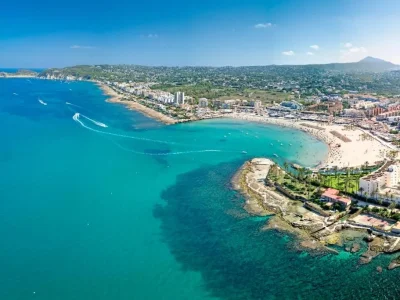 Vistas panorámicas de la Playa del Arenal y la costa de Jávea