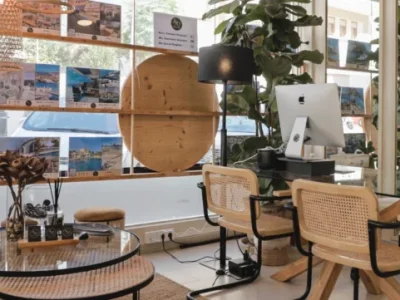 Oficina inmobiliaria moderna y luminosa