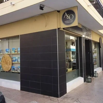 Elegante oficina inmobiliaria a pie de calle