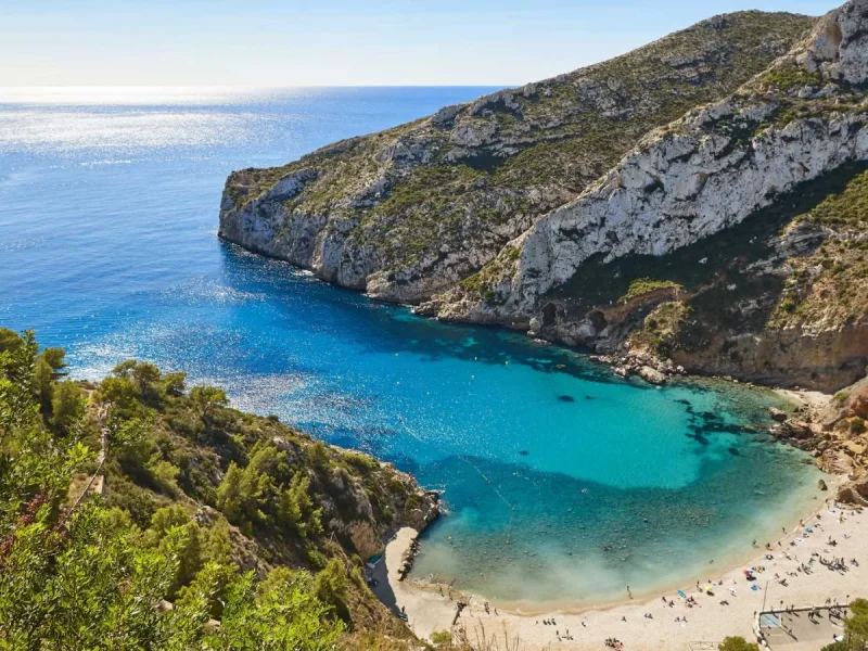 Vistas espectaculares a la cala de aguas turquesas