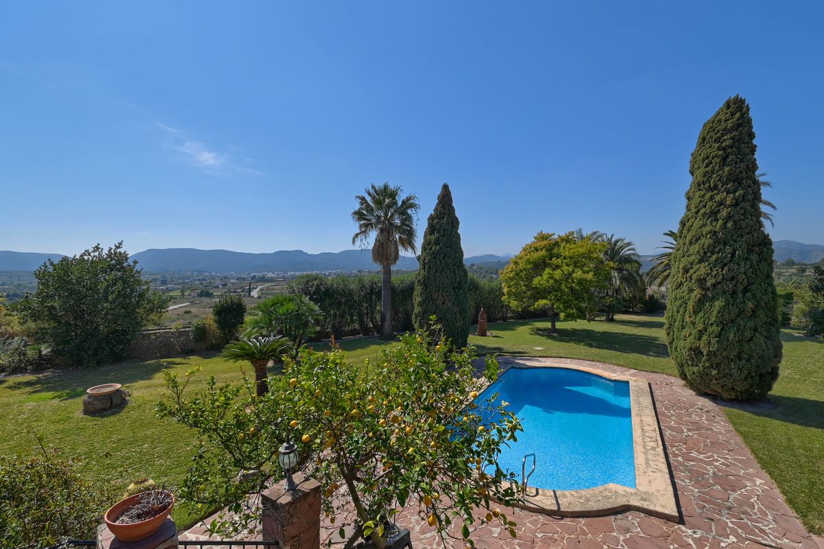 Finca histórica en el corazón de Jesús Pobre con piscina y vistas al Montgó