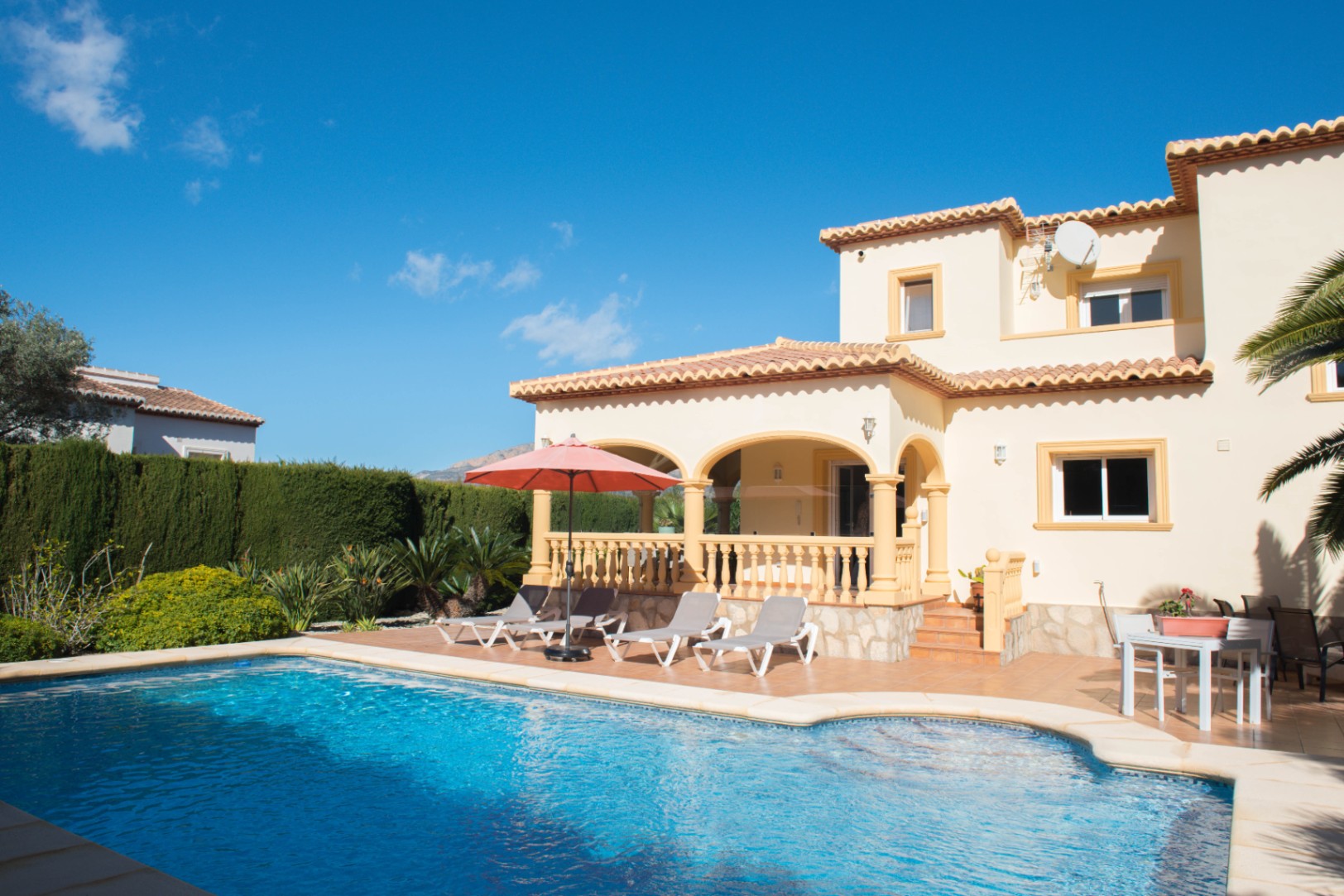 Chalet tradicional en Jávea con piscina privada y vistas al Montgó