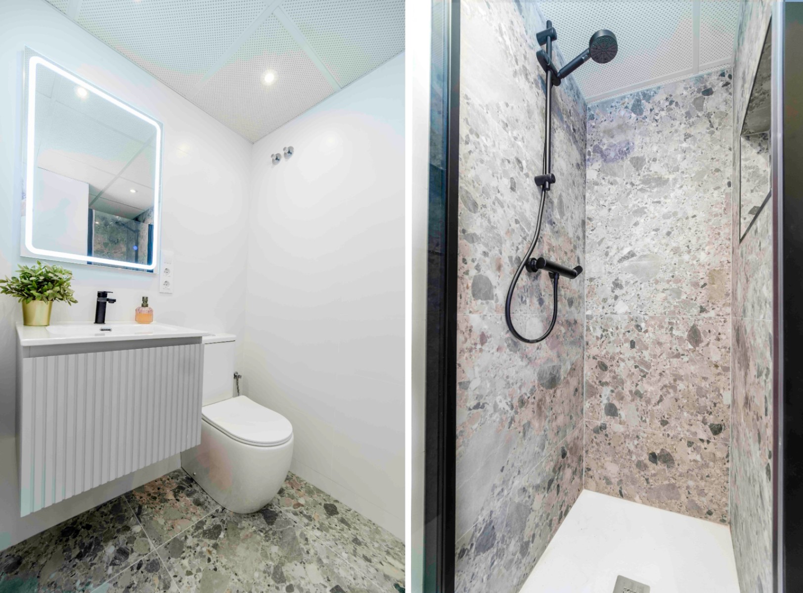 Baño moderno con suelo de terrazo, mueble de lavabo estriado blanco, grifería negra y ducha de obra revestida con azulejos de piedra natural y acabados mate.