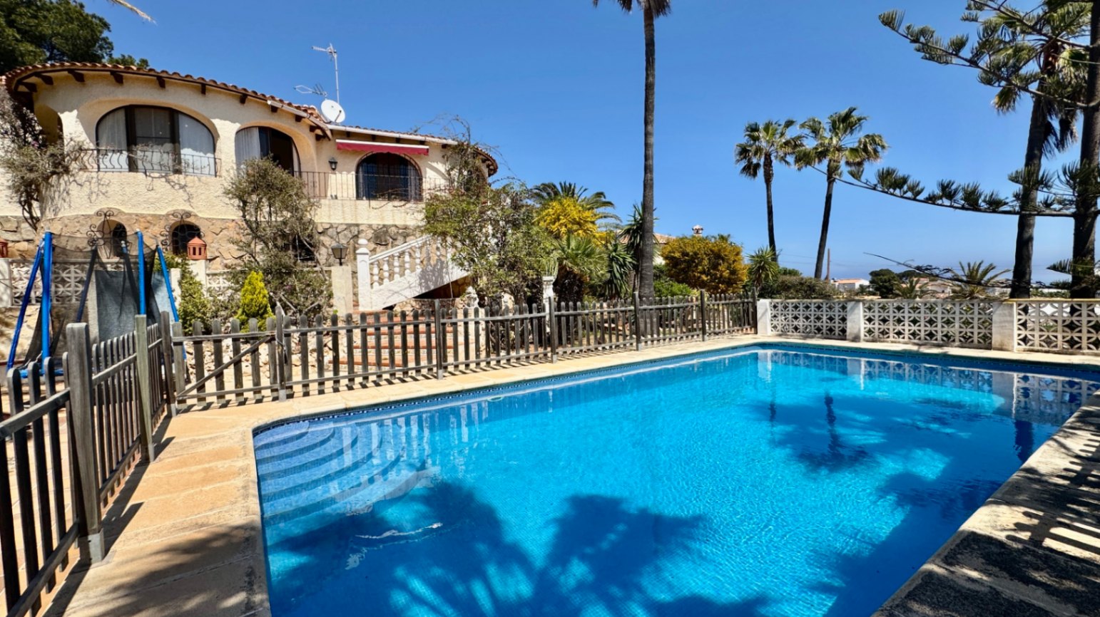 Chalet tradicional con vistas al mar y piscina privada en Jávea