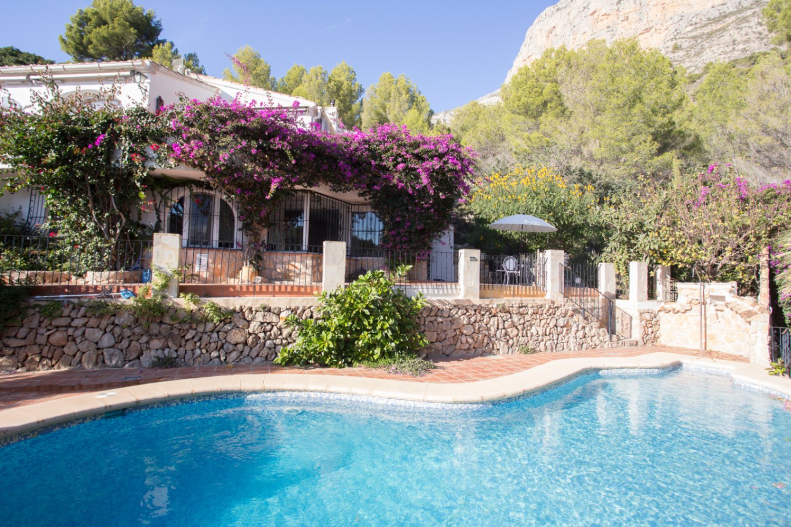 Chalet en Jávea con vistas al Montgó y piscina privada
