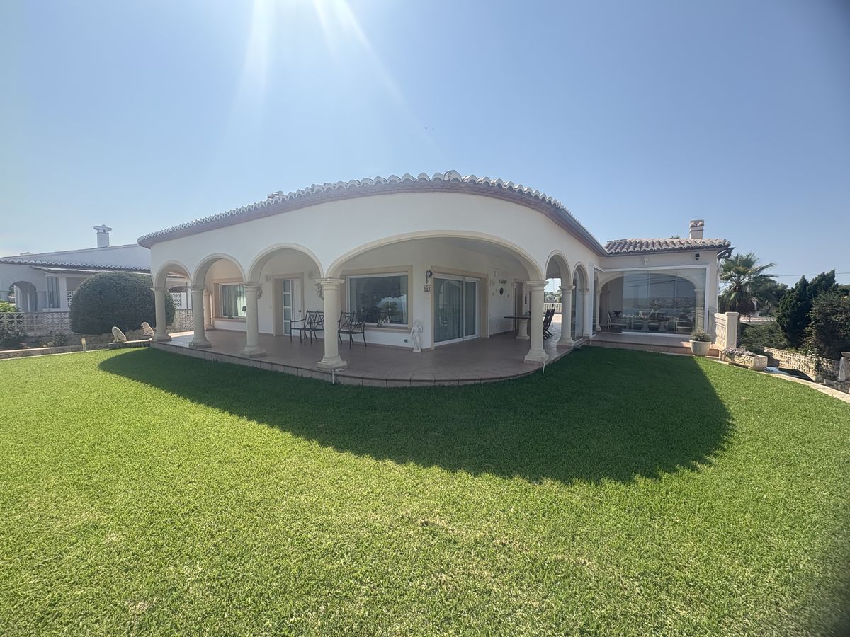 Chalet en Jávea con vistas al mar y al Montgó