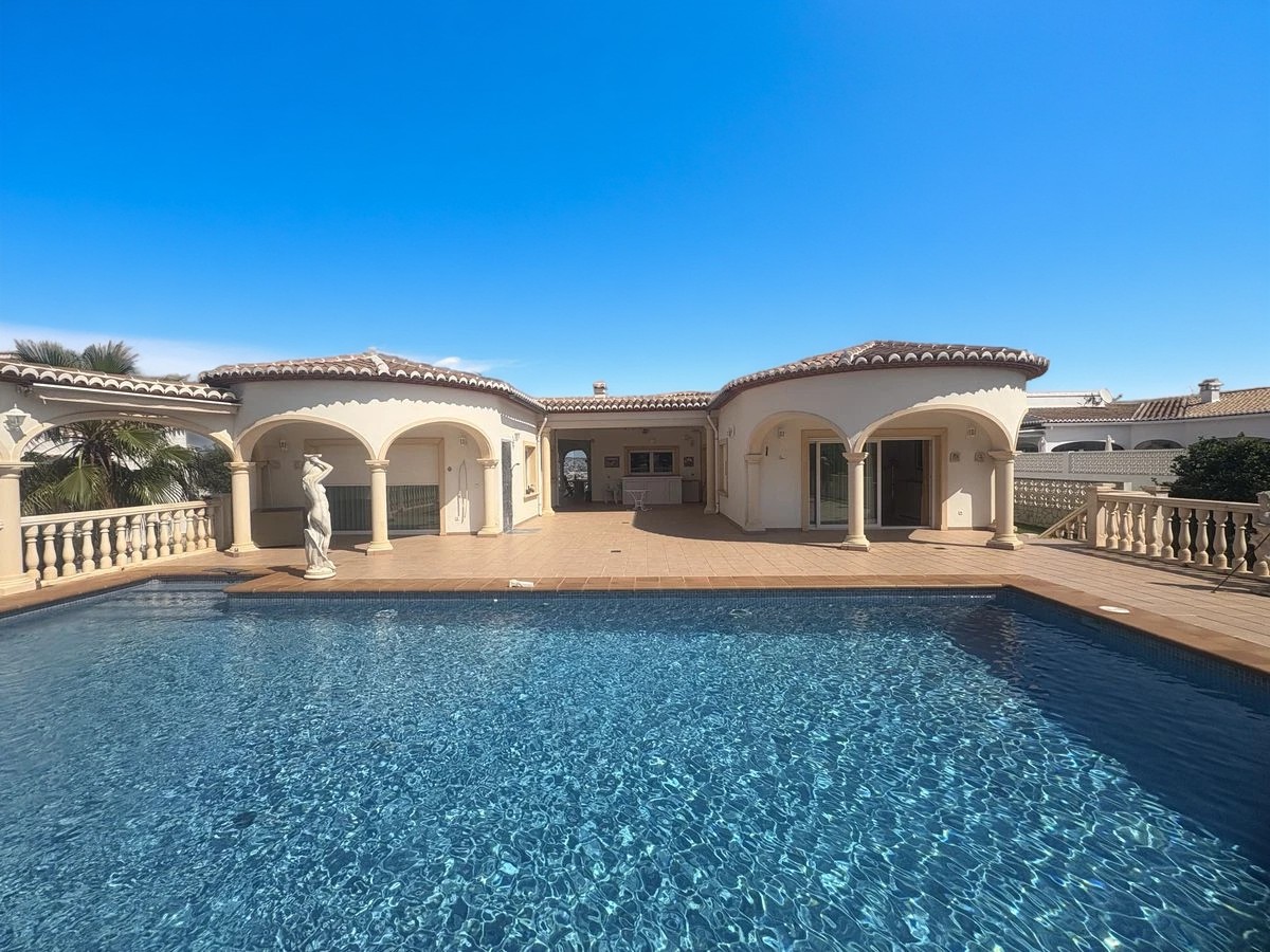 Chalet en Jávea con vistas al mar y al Montgó