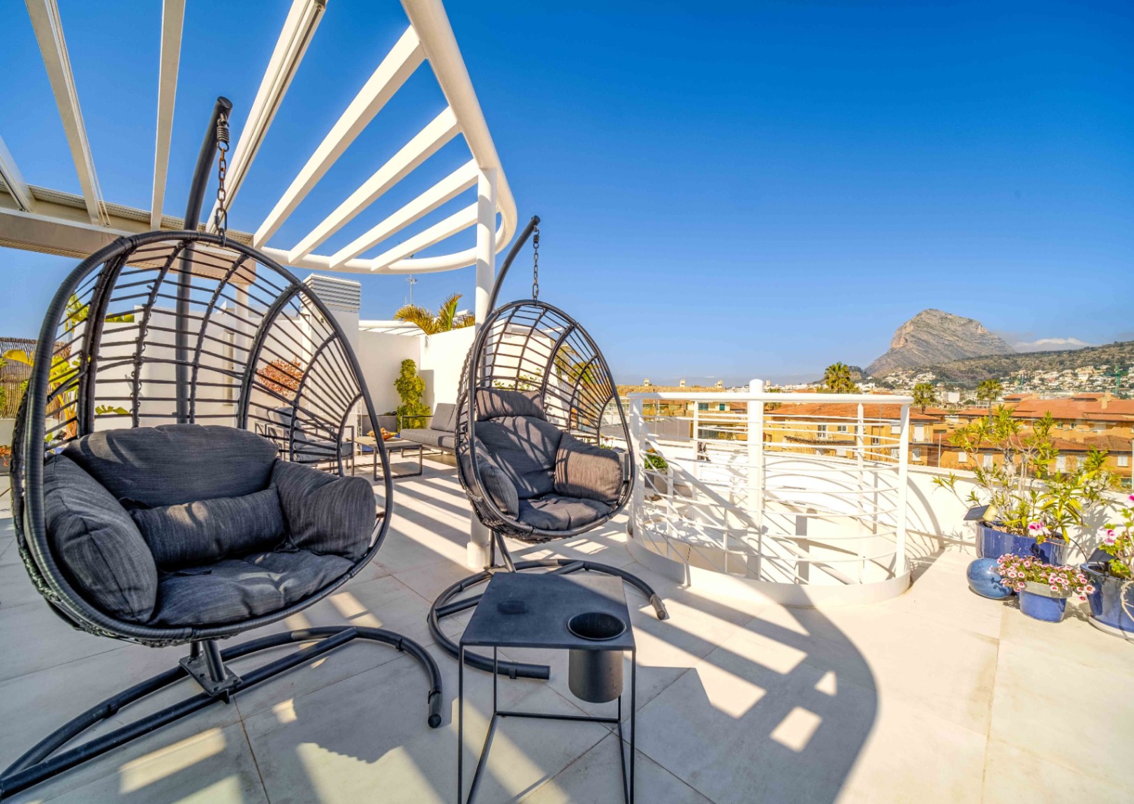 Dúplex moderno con solárium y vistas al mar en Jávea