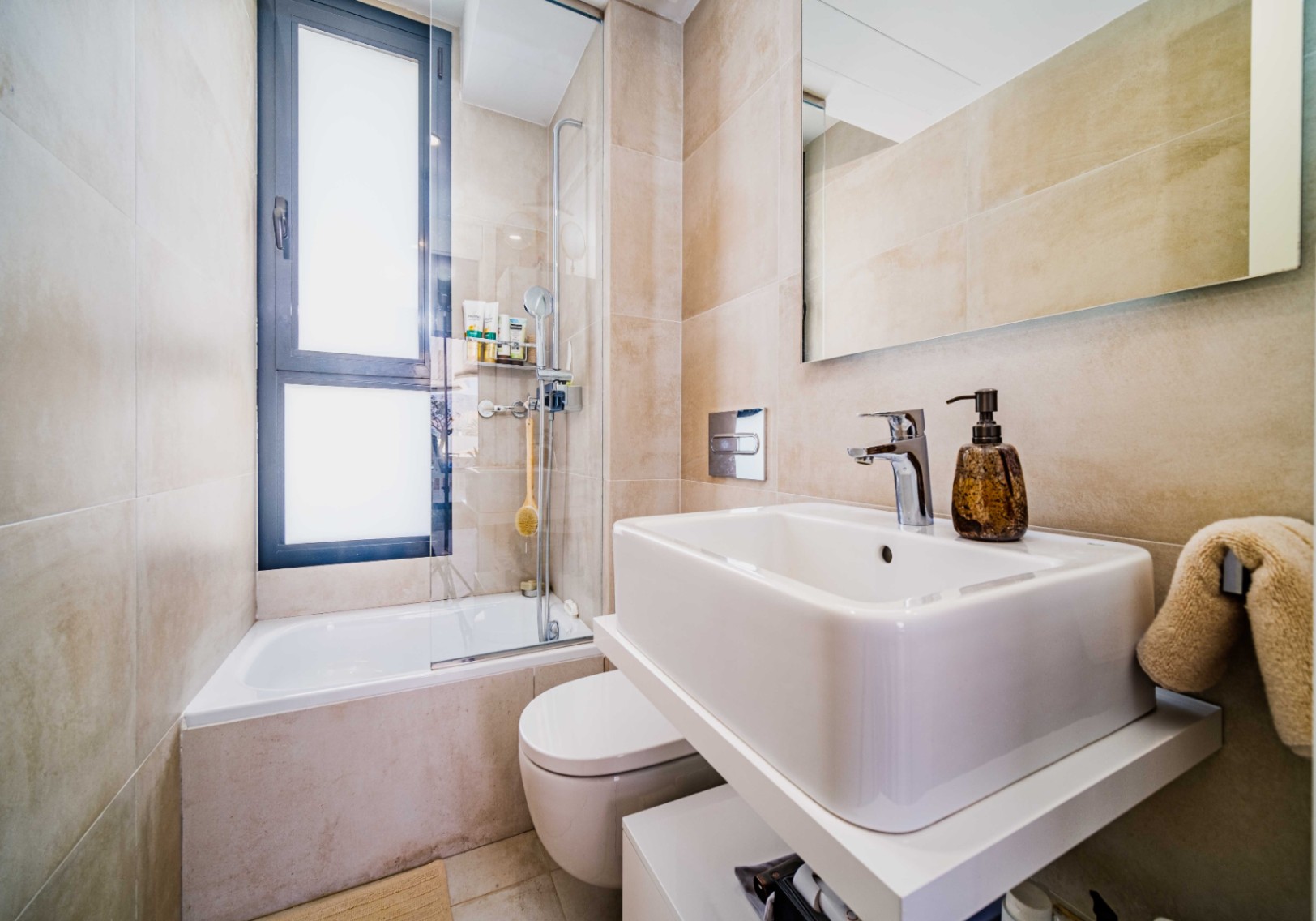 Dúplex moderno con solárium y vistas al mar en Jávea