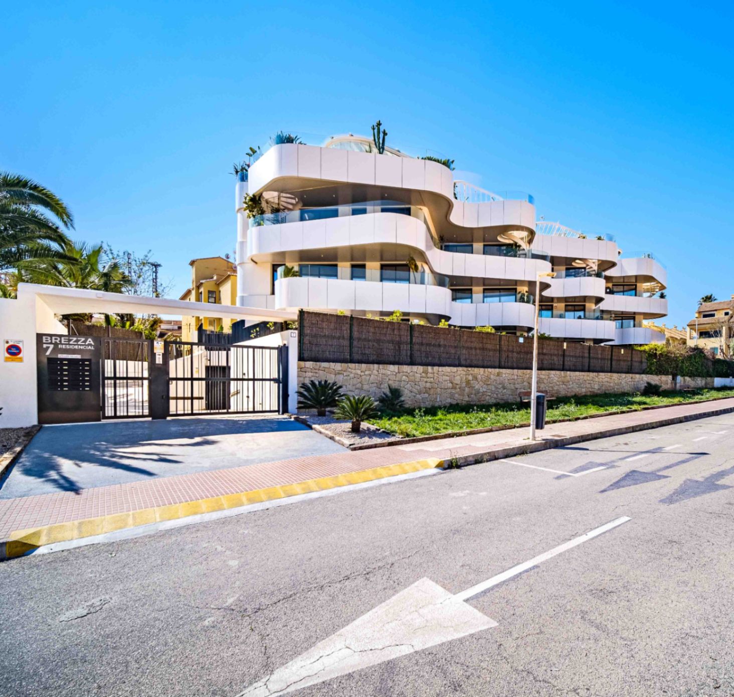 Dúplex moderno con solárium y vistas al mar en Jávea