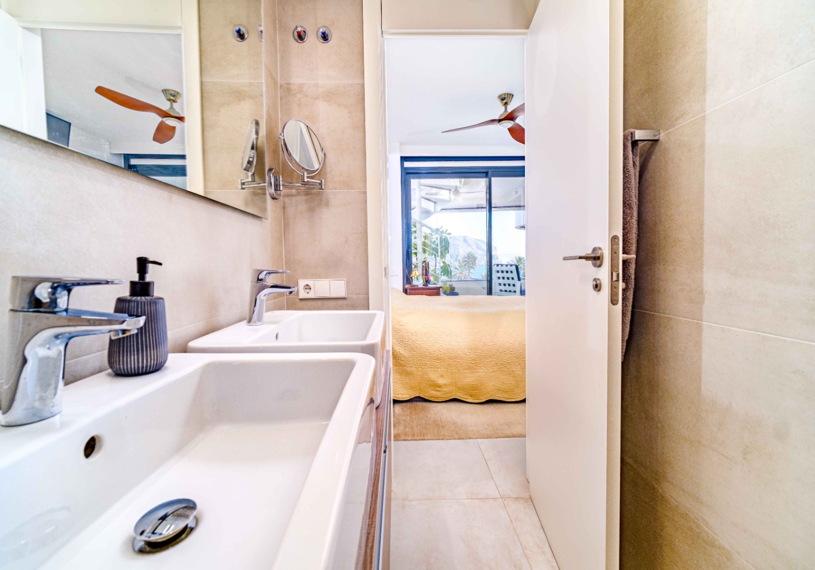 Dúplex moderno con solárium y vistas al mar en Jávea