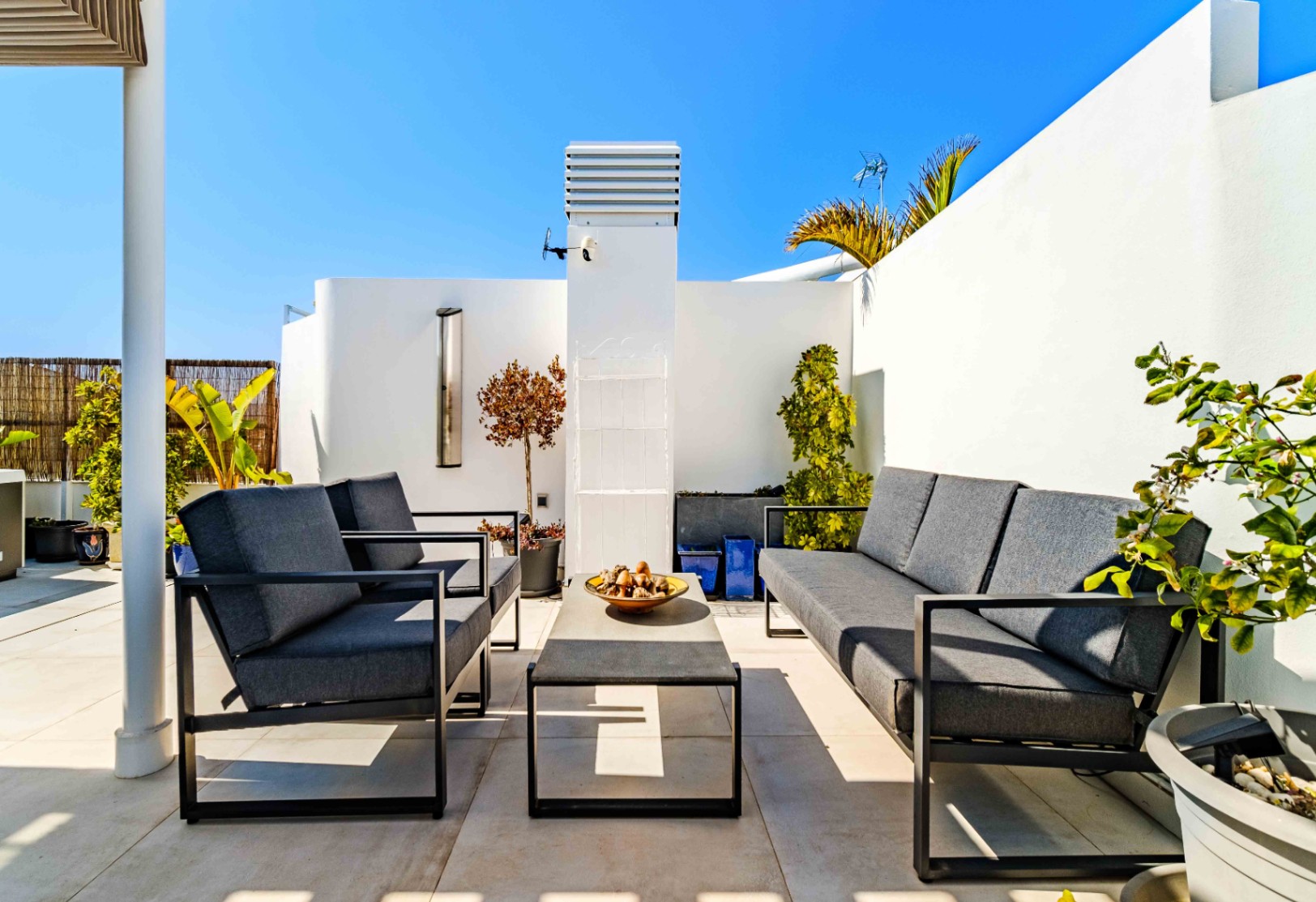 Dúplex moderno con solárium y vistas al mar en Jávea