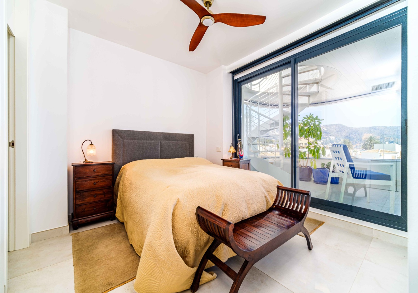 Dúplex moderno con solárium y vistas al mar en Jávea