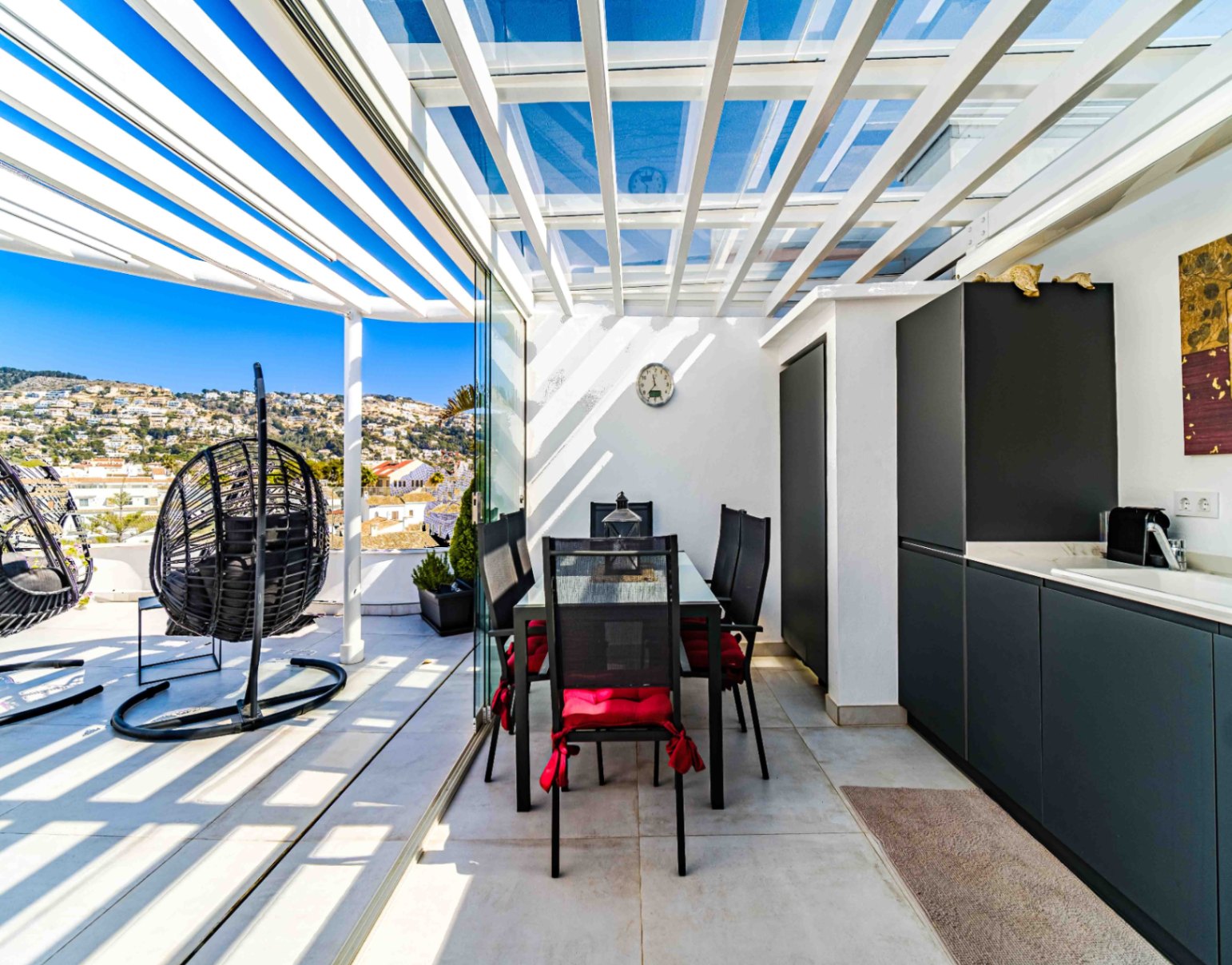 Dúplex moderno con solárium y vistas al mar en Jávea