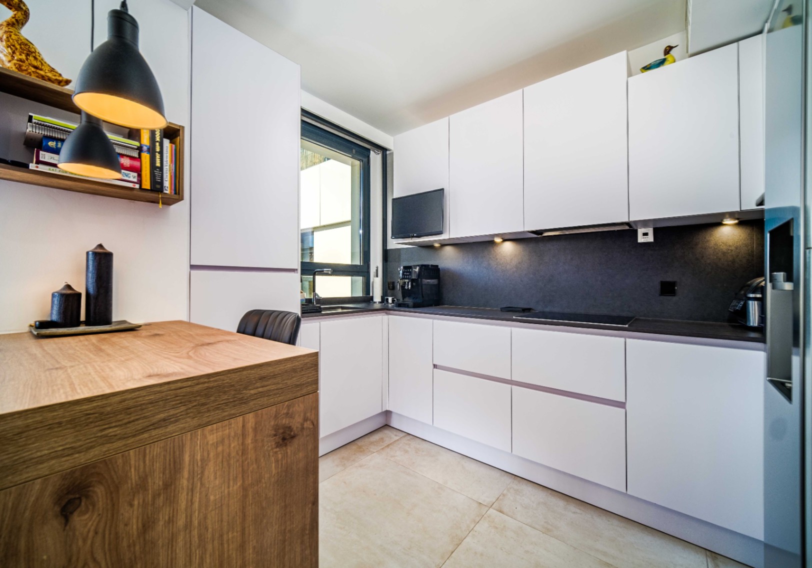 Dúplex moderno con solárium y vistas al mar en Jávea