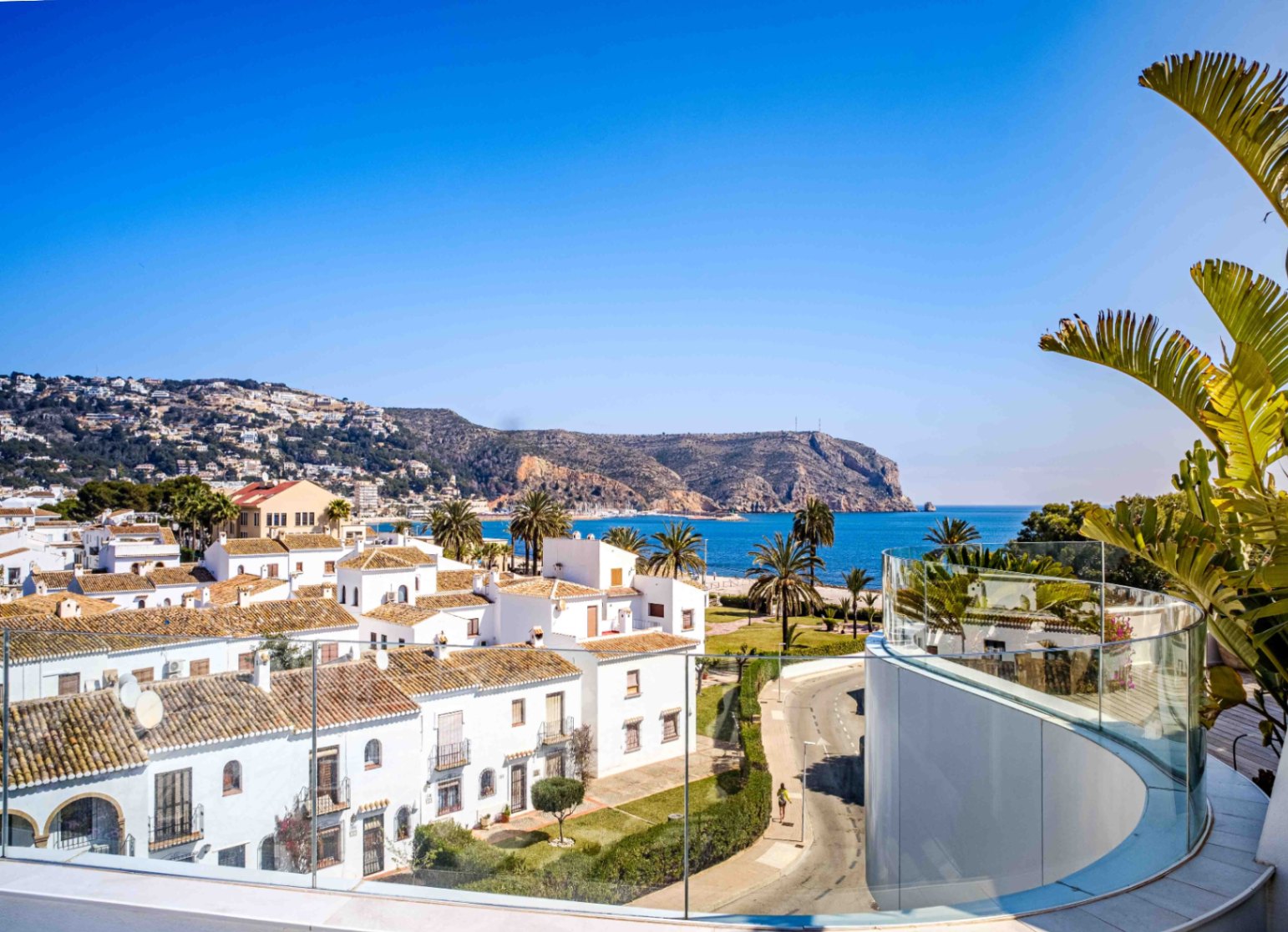 Dúplex moderno con solárium y vistas al mar en Jávea