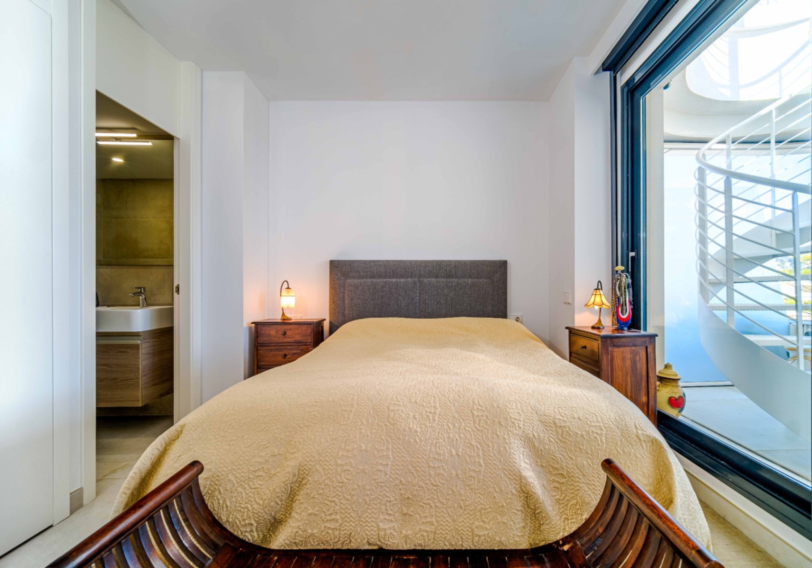 Dúplex moderno con solárium y vistas al mar en Jávea