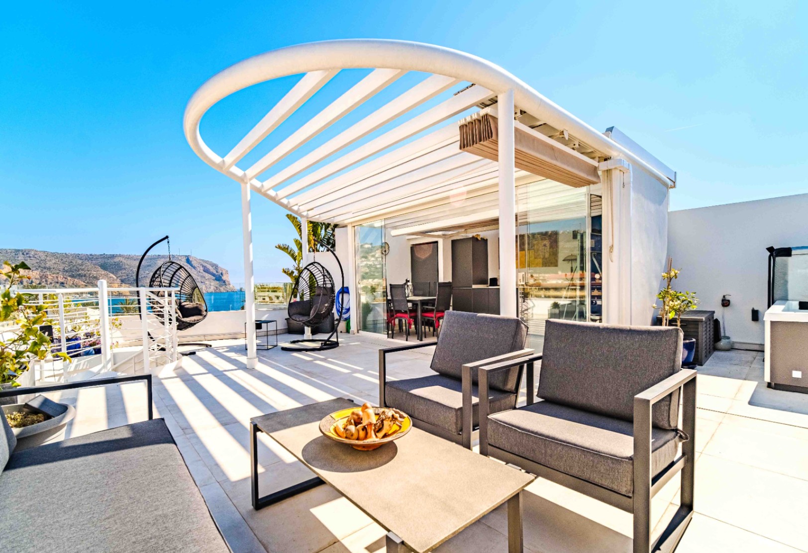 Dúplex moderno con solárium y vistas al mar en Jávea