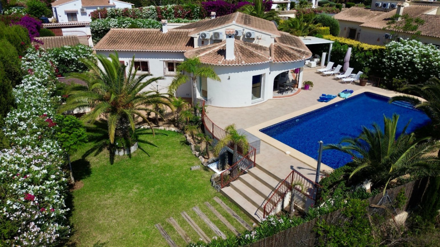 Chalet elegante en Jávea con piscina privada y jardín