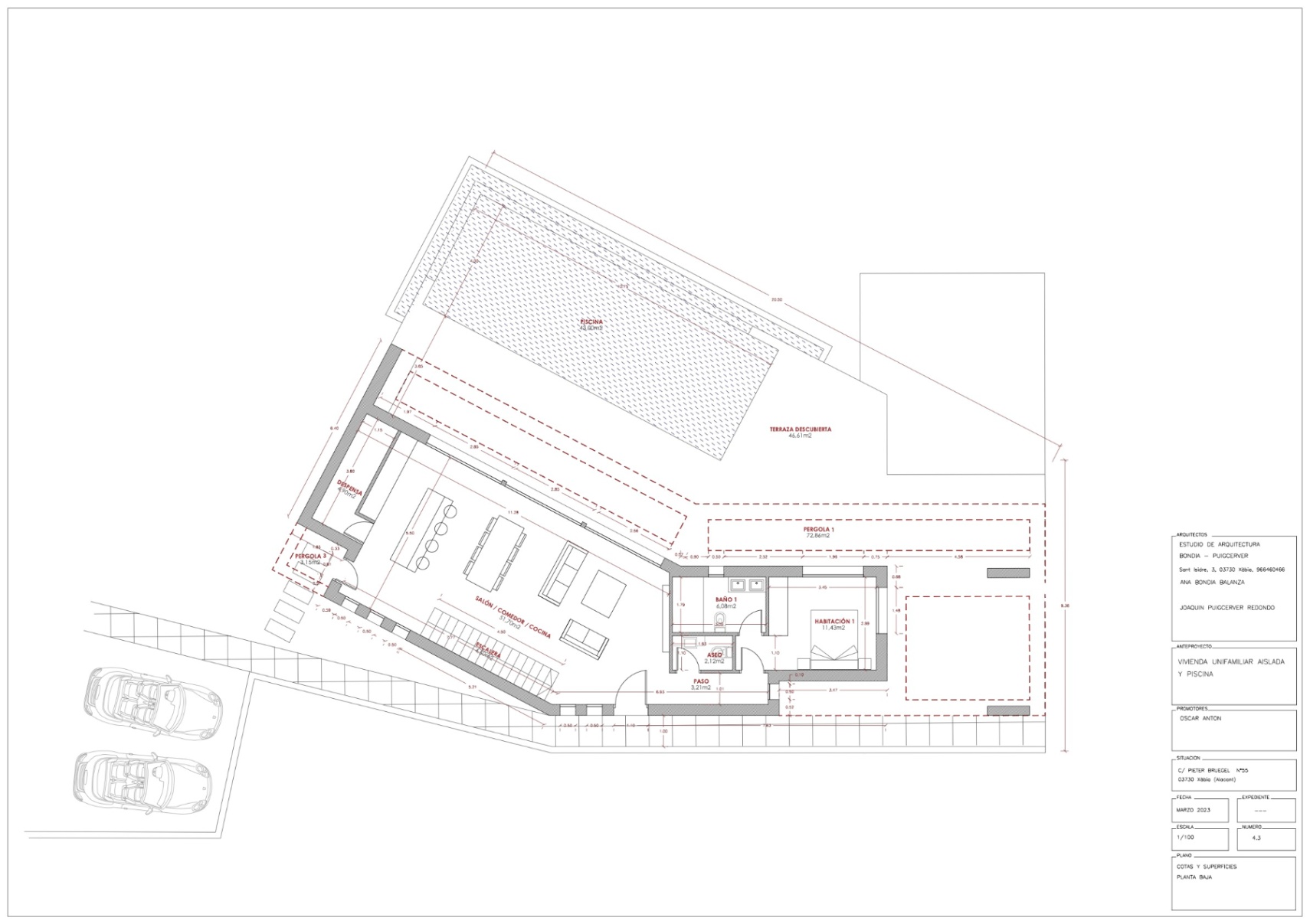 Plano arquitectónico detallado de la planta baja que muestra un salón-comedor-cocina de concepto abierto, un dormitorio, piscina y amplias zonas de terraza exterior.