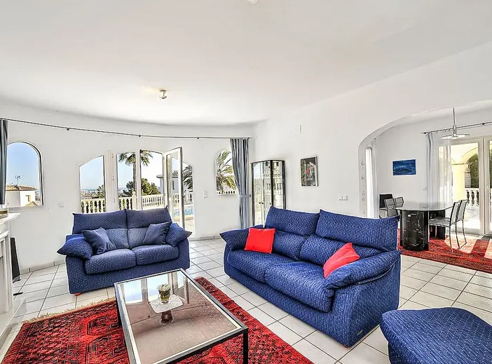 Villa mediterránea tradicional con piscina y vistas al mar en Dénia