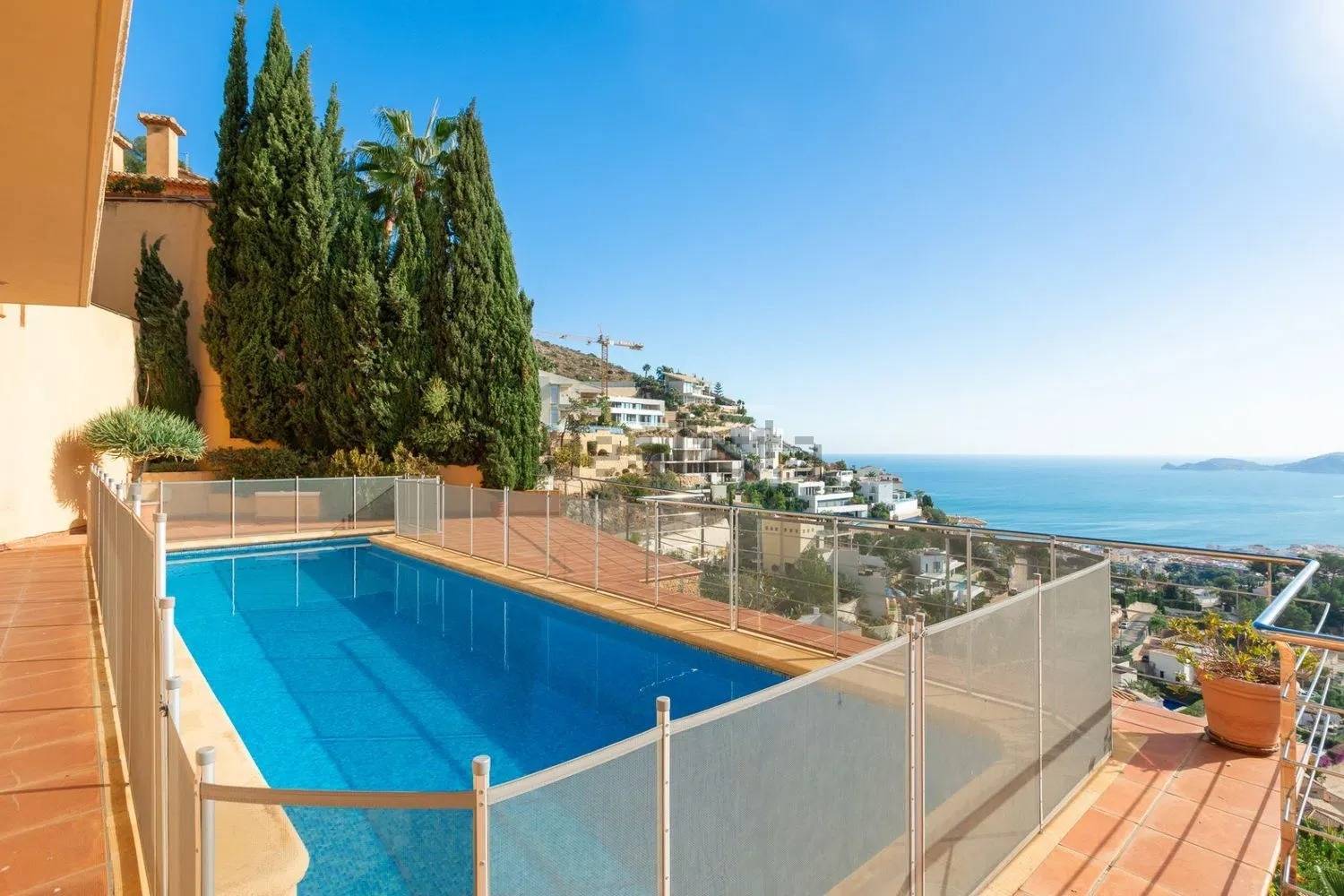 Chalet en Jávea con vistas panorámicas al mar y piscina privada