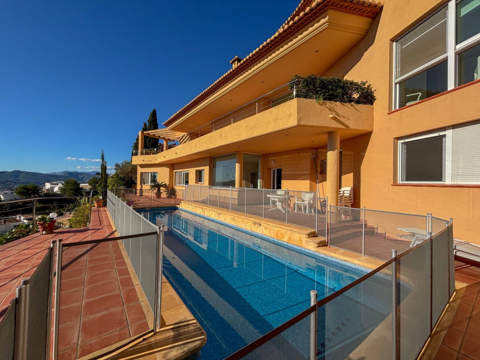 Chalet en Jávea con vistas panorámicas al mar y piscina privada