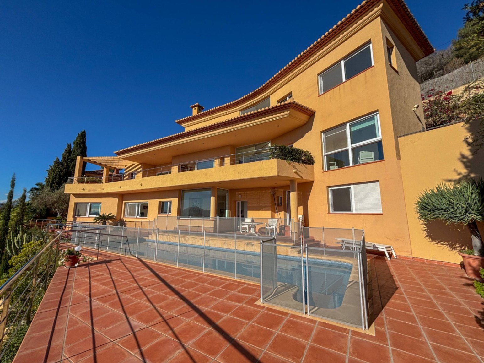 Chalet en Jávea con vistas panorámicas al mar y piscina privada
