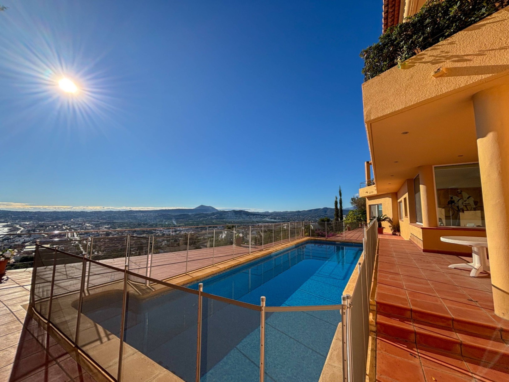 Chalet en Jávea con vistas panorámicas al mar y piscina privada