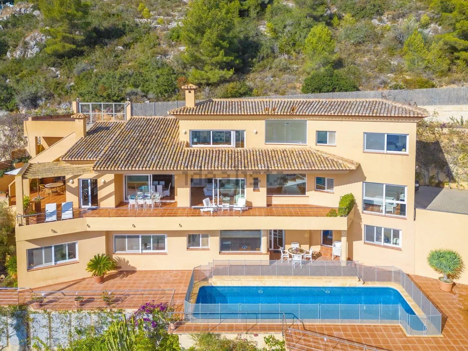 Chalet en Jávea con vistas panorámicas al mar y piscina privada