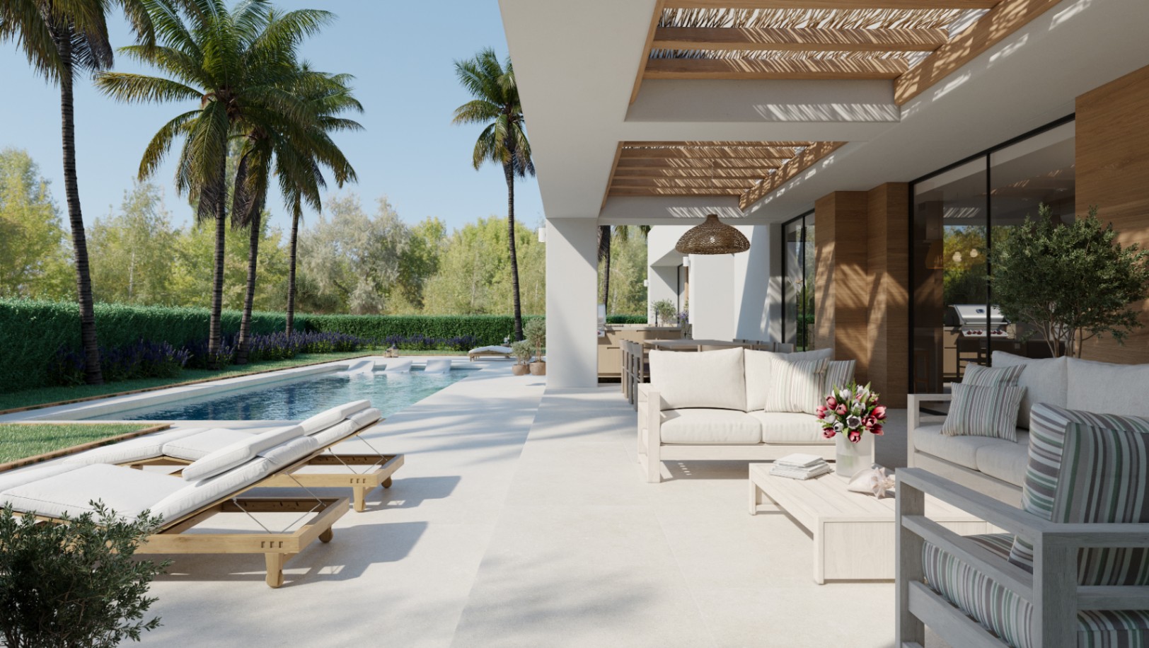 Terraza exterior con pérgola de madera, zona de estar con sofás blancos y piscina rodeada de palmeras y vegetación mediterránea.