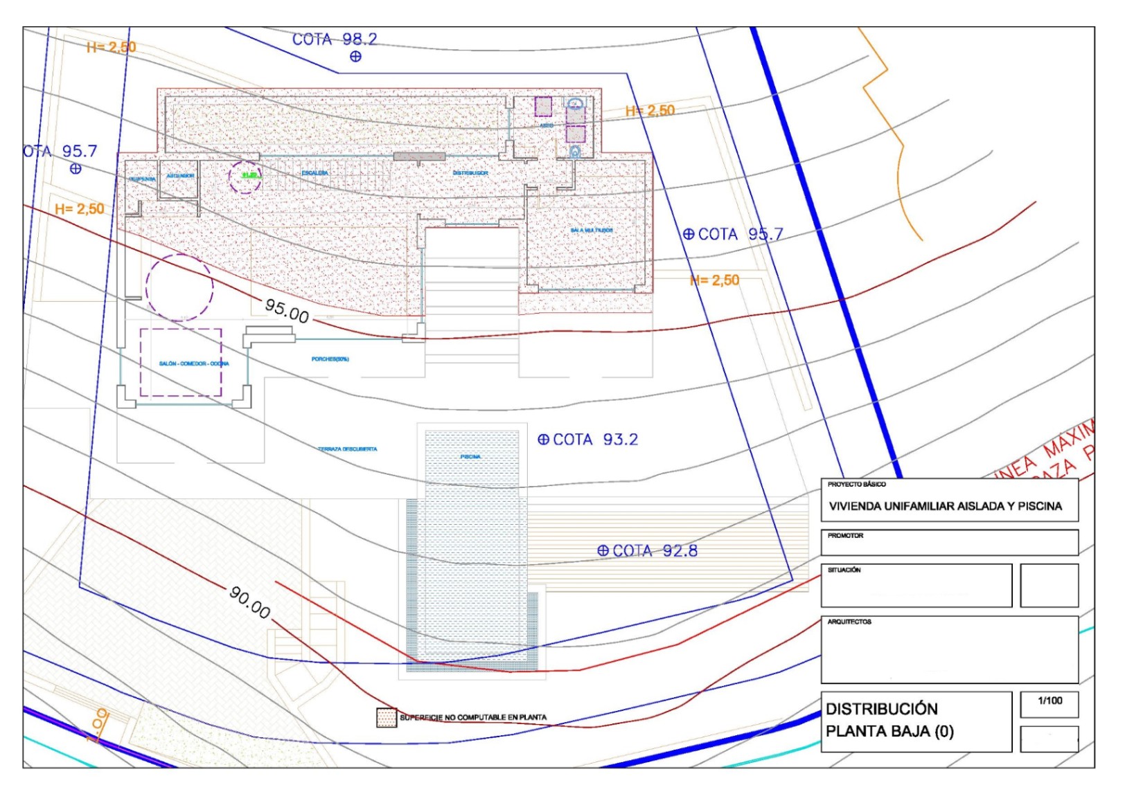 Plano arquitectónico de la planta baja que detalla la distribución de zonas comunes, terrazas y piscina integradas en la topografía de la parcela.