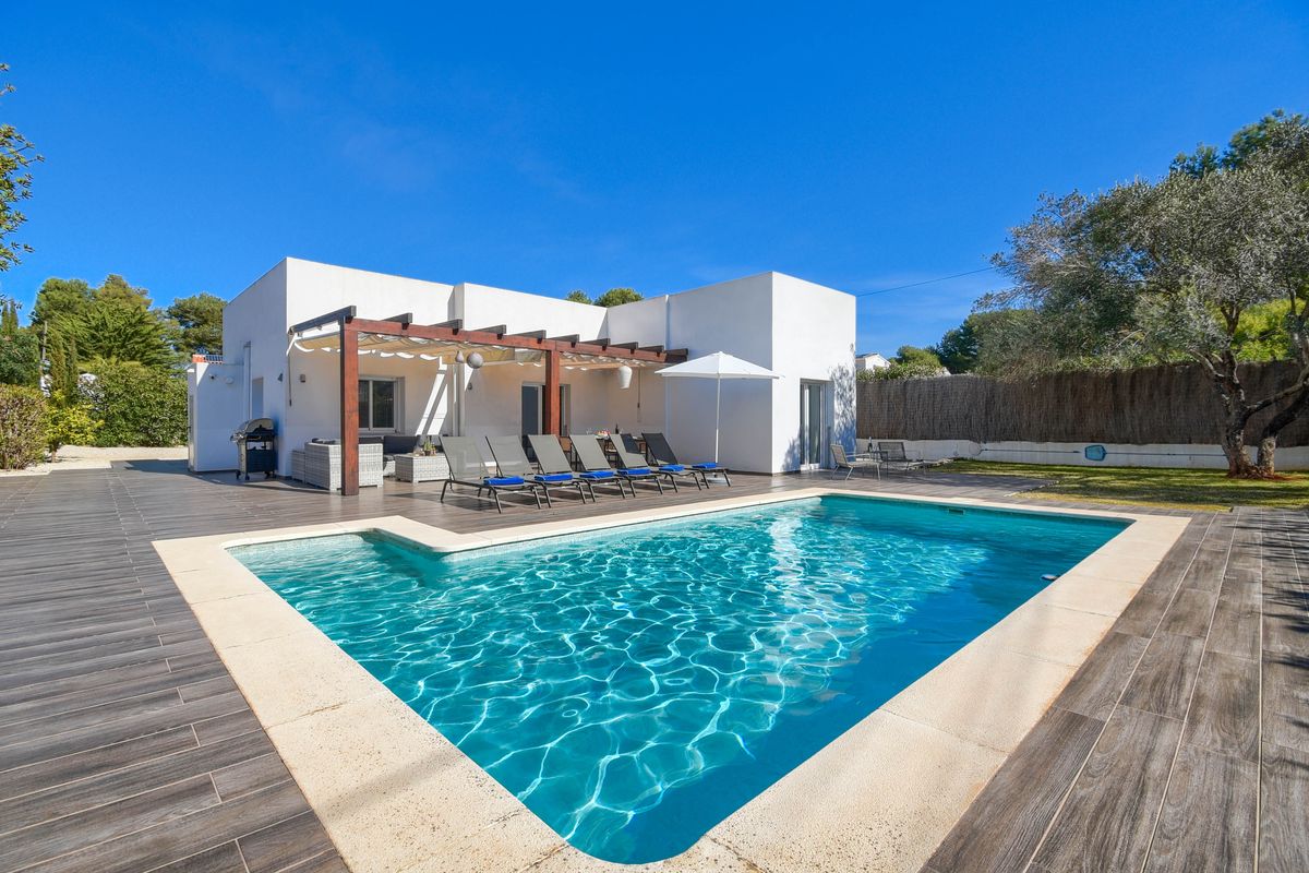 Villa moderne de trois chambres avec piscine privée à Jávea