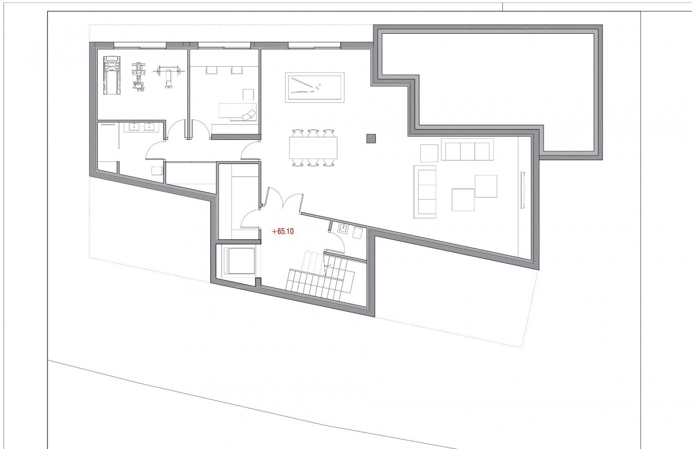 Plano arquitectónico de la planta inferior que incluye gimnasio privado, suite de invitados y una amplia zona de ocio con mesa de billar y salón.