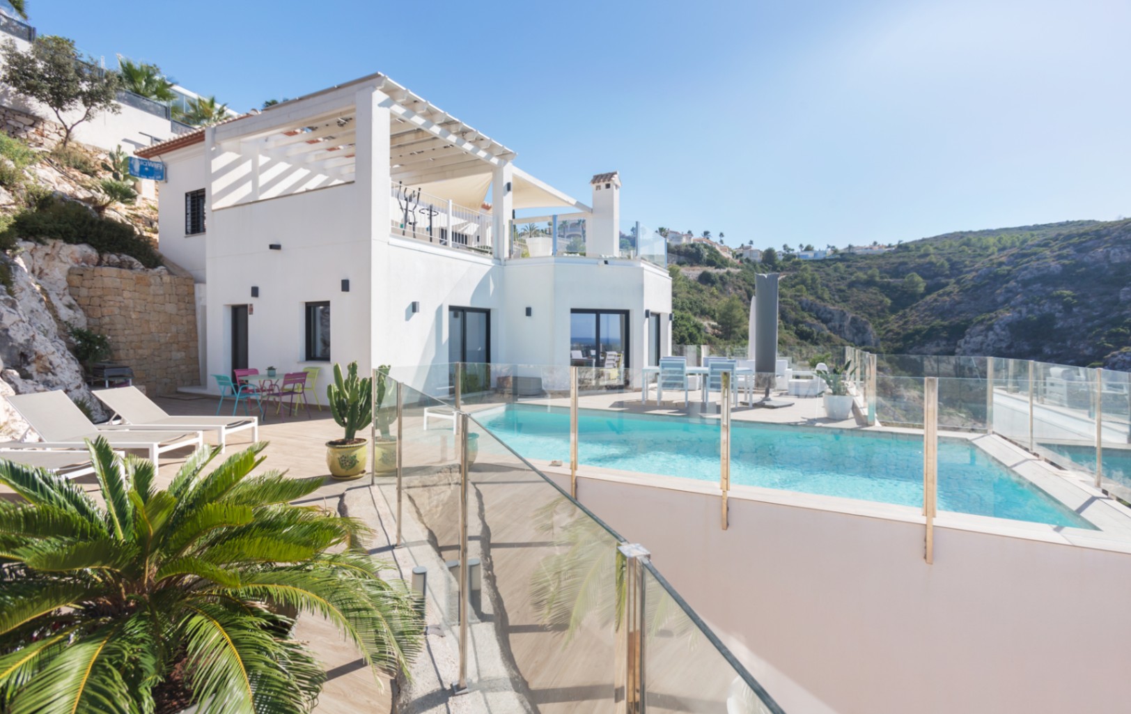 Chalet moderne à Dénia avec piscine à débordement et vue mer