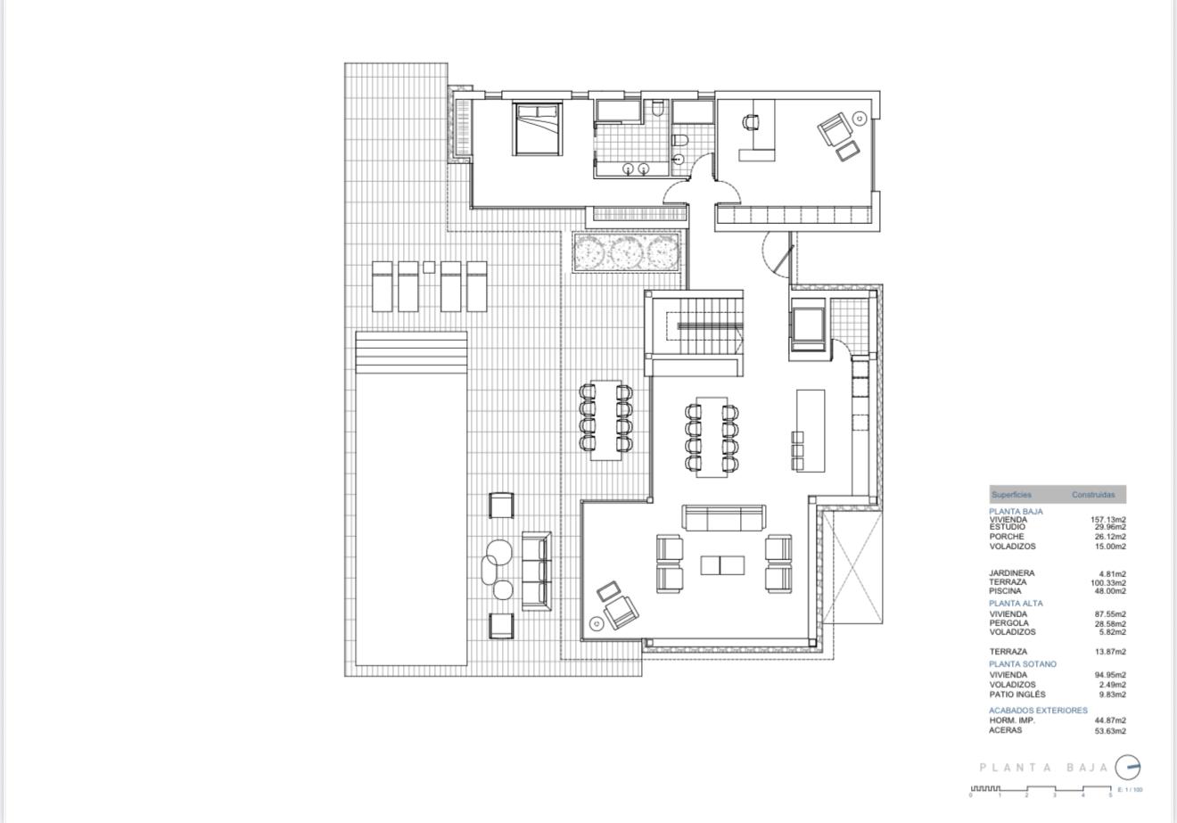 Plano técnico detallado de la planta baja que muestra una zona de estar abierta, cocina con isla, terraza exterior con piscina y un dormitorio con baño privado.