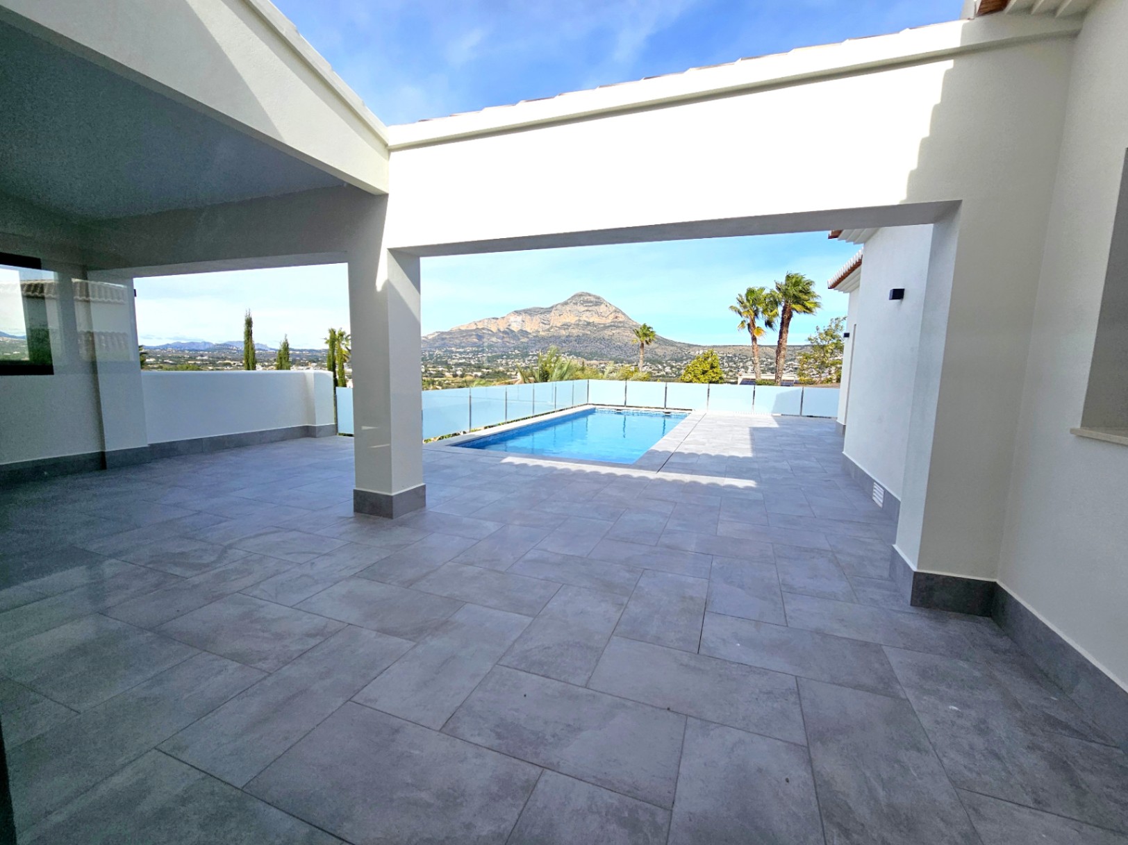 Villa contemporánea en Jávea con vistas al Montgó