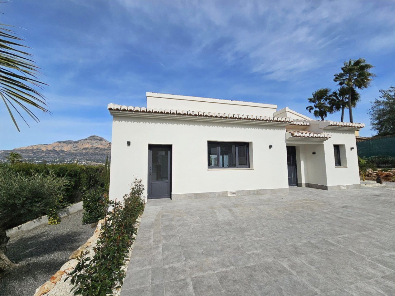 Villa contemporánea en Jávea con vistas al Montgó