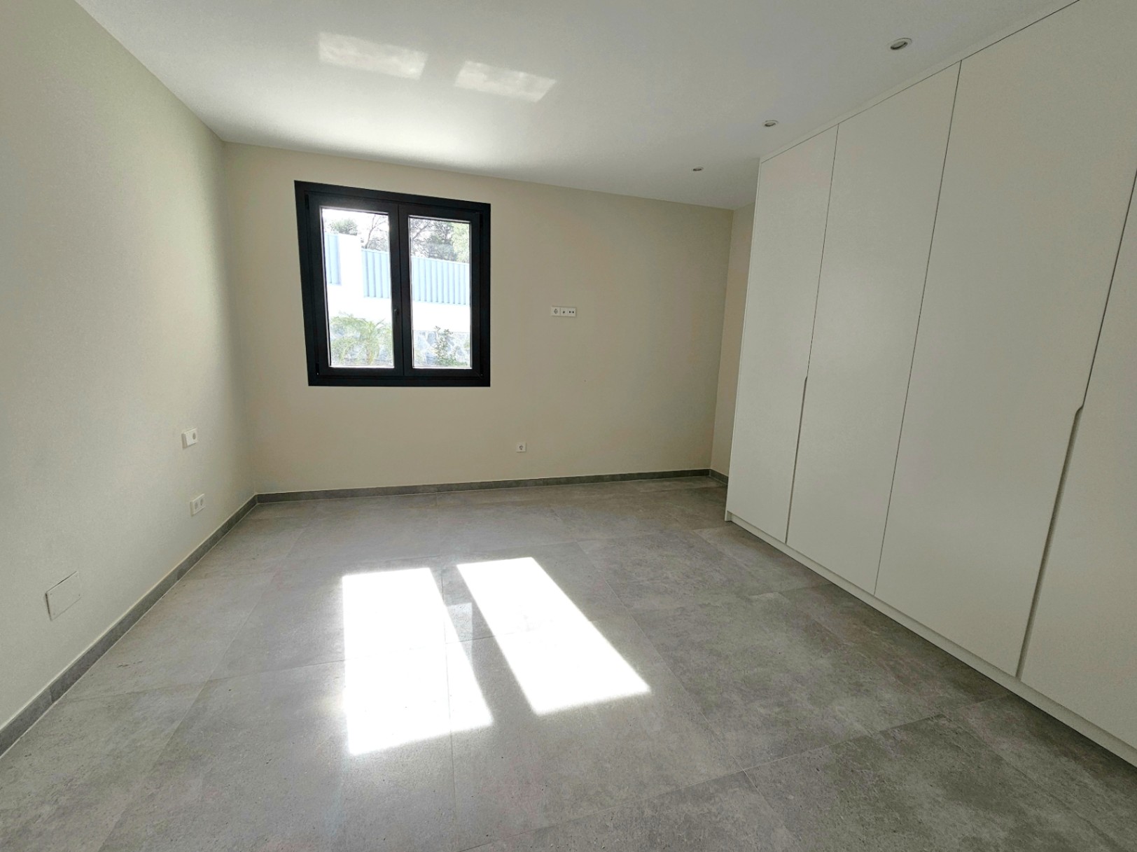 Villa contemporánea en Jávea con vistas al Montgó