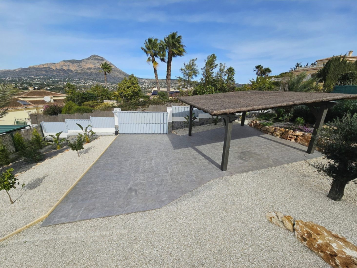Villa contemporánea en Jávea con vistas al Montgó