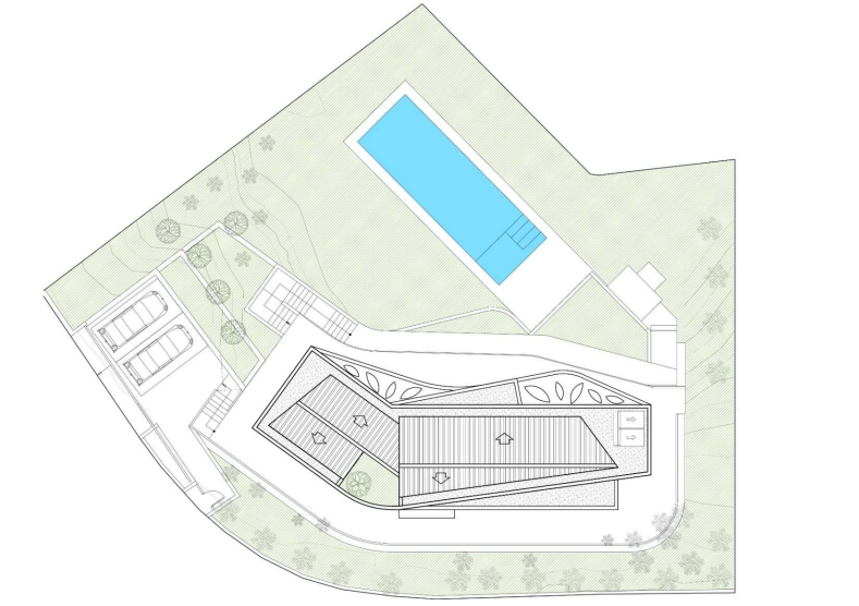 Plano técnico de emplazamiento que detalla la distribución de la villa, incluyendo la piscina rectangular, cubiertas angulares y zona de aparcamiento integrada.