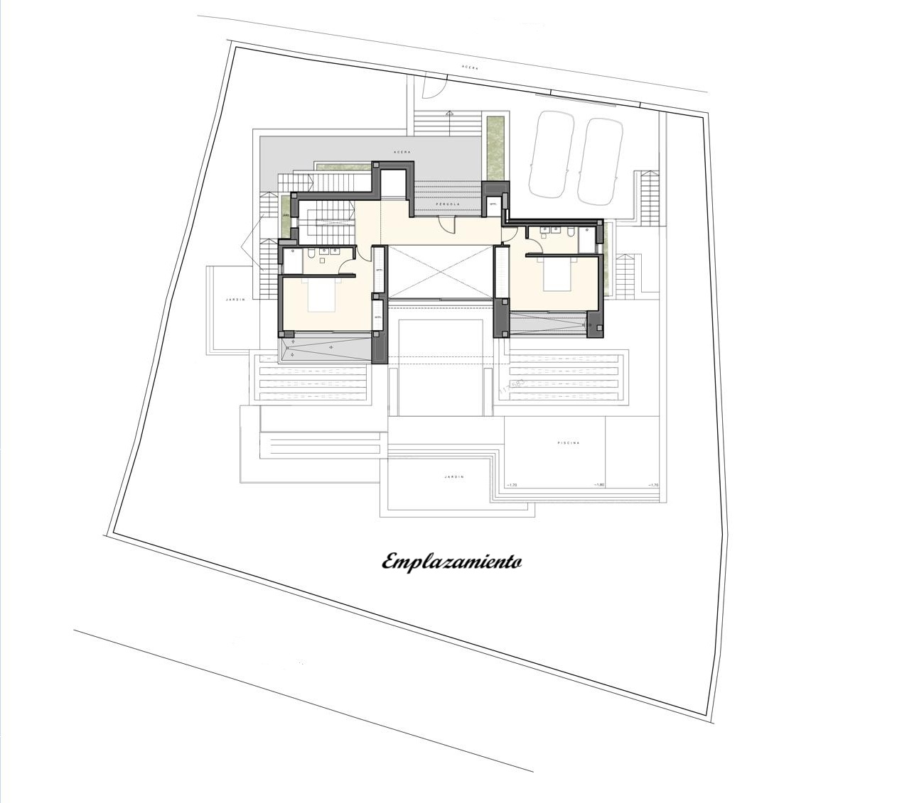 Plano de emplazamiento detallado que muestra la distribución de la villa en la parcela, incluyendo suites, zona de piscina, áreas de jardín y aparcamiento privado.