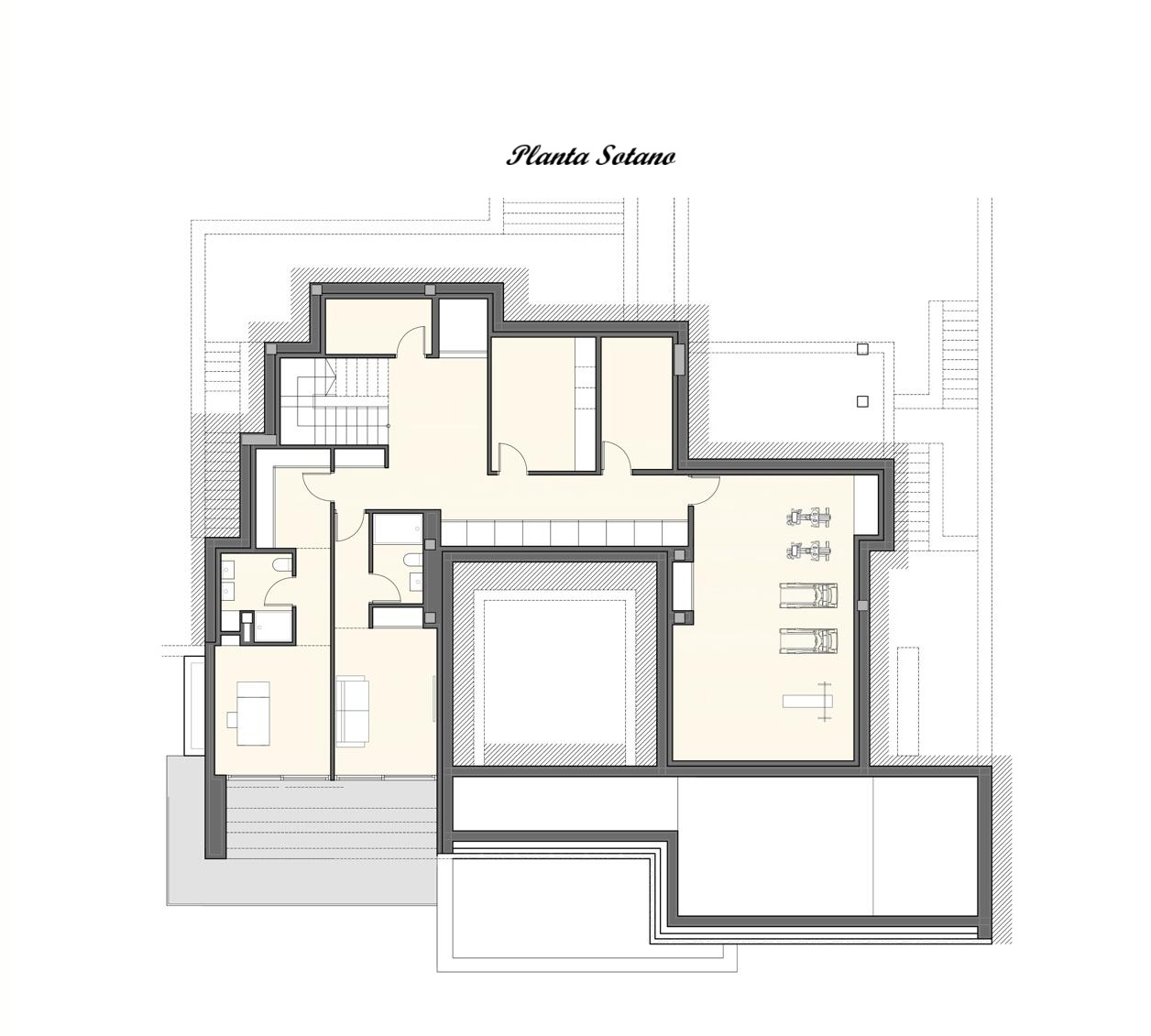 Plano detallado de la planta sótano, que incluye una zona de gimnasio, varios trasteros y cuartos técnicos distribuidos alrededor de un patio interior.
