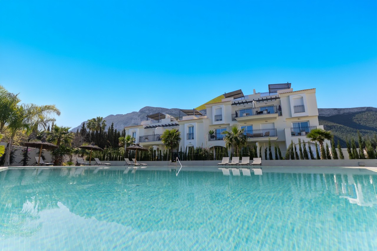 Apartamento planta baja en Dénia con jardín privado y vistas al Montgó