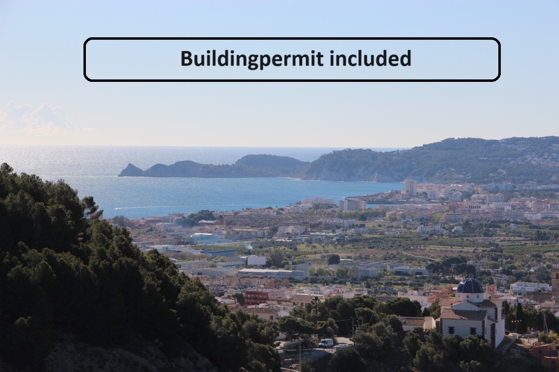 Vistas panorámicas de la bahía de Jávea y el Mediterráneo desde la parcela en La Corona, mostrando el núcleo urbano y el perfil del litoral costero.