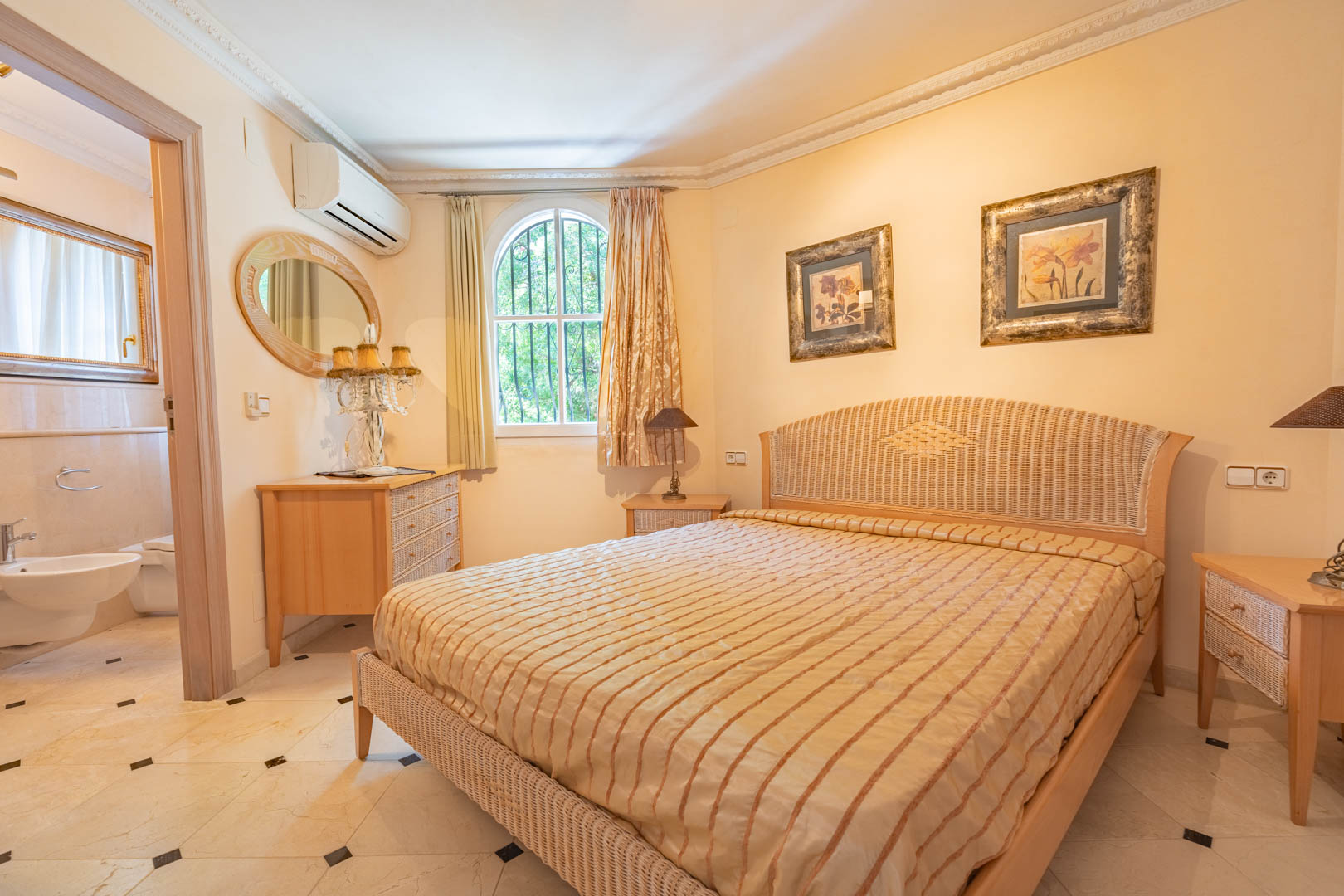 Villa de cinco dormitorios con vistas al mar en La Sella, Pedreguer