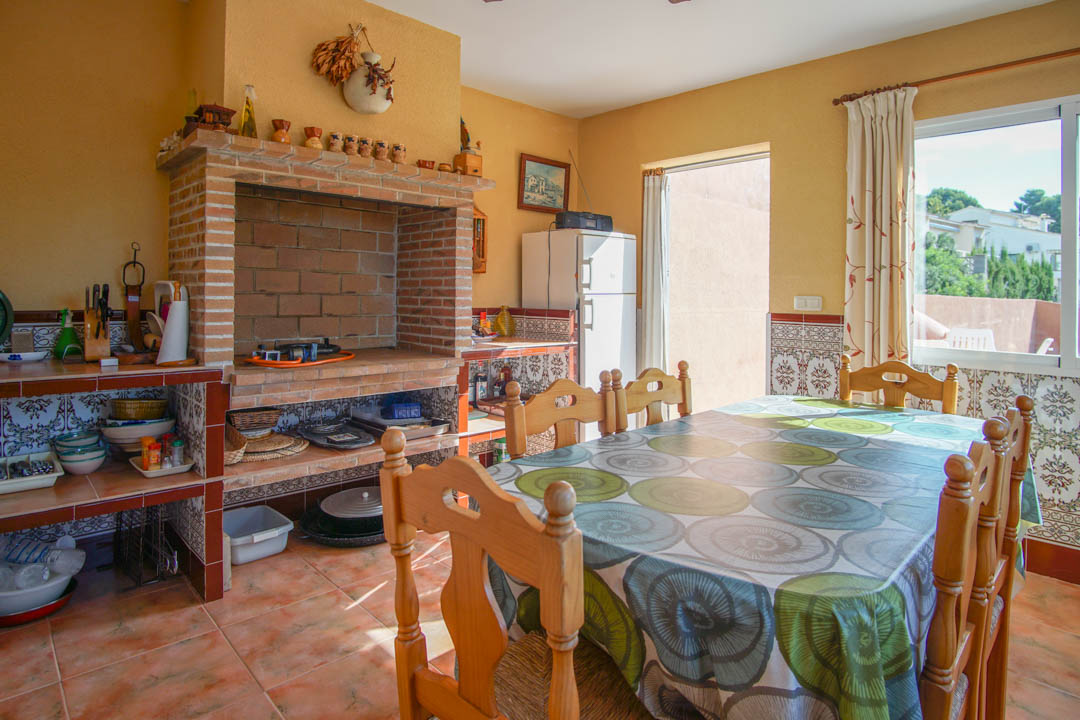 Auténtica villa de cinco dormitorios en Calpe con piscina y vistas al mar