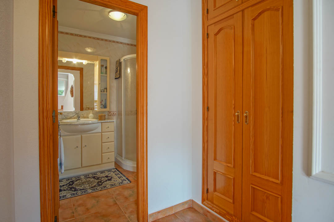 Auténtica villa de cinco dormitorios en Calpe con piscina y vistas al mar