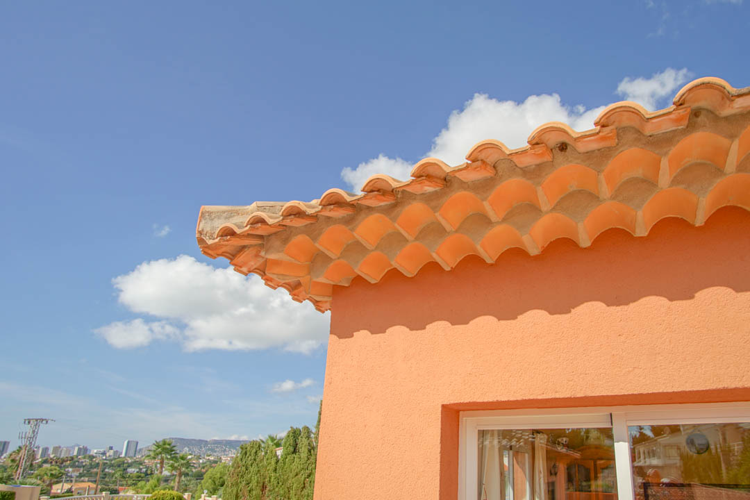 Auténtica villa de cinco dormitorios en Calpe con piscina y vistas al mar
